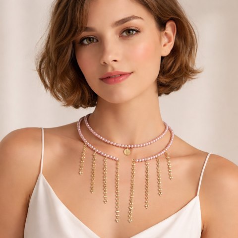 Choker z satynowych, różowych perełek, z wiszącymi łańcuszkami (C25/MEM/28AU)