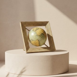 Globus dekoracyjny w drewnianej ramce GLB-40