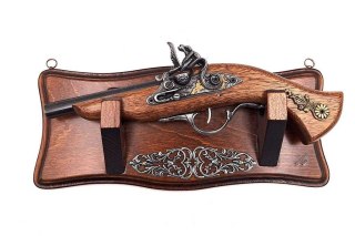 Replika pistoletu na wieszaku - do powieszenia na ścianie - TR-239