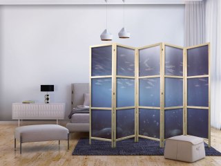 Parawan japoński - Ławica małych rybek - Rozświetlona oceaniczna toń w barwach granatu. fioletu i szarości z ławicą drobnych ryb