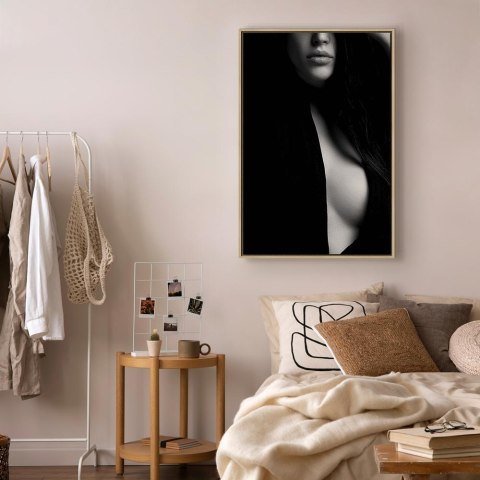 Obraz - Zmysłowa elegancja (1-częściowy) pionowy 80x120 W ramie drewnianej naturalnej