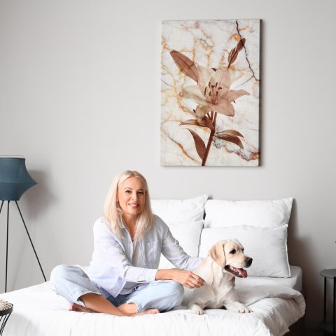 Obraz - Kwiat elegancji (1-częściowy) - delikatna lilia na tle marmuru w sepii 40x60 Na płótnie włoskim