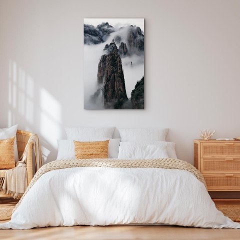 Obraz - Wysokie góry we mgle (1-częściowy) - krajobraz chmur między skałami 60x90 Standard