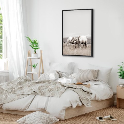 Obraz - Białe konie (1-częściowy) pionowy 60x90 W ramie drewnianej czarnej