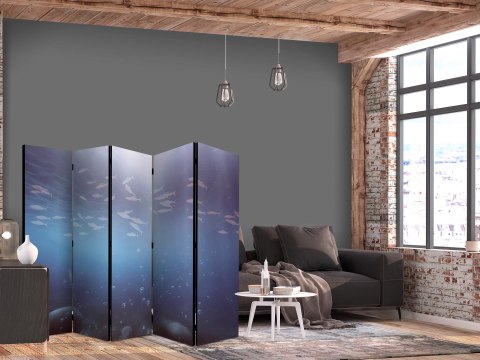 Parawan - Ławica małych rybek - Rozświetlona oceaniczna toń w barwach granatu fioletu i szarości z ławicą drobnych rybek 225x172