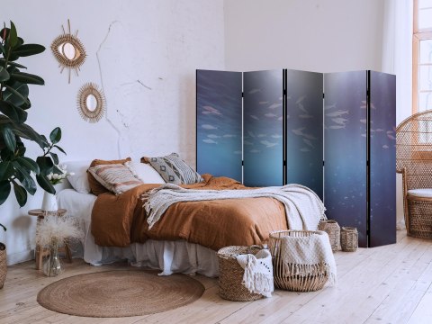 Parawan - Ławica małych rybek - Rozświetlona oceaniczna toń w barwach granatu fioletu i szarości z ławicą drobnych rybek 225x172
