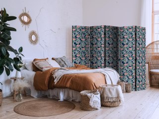 Parawan - Rybki wśród liści - Barwne rybki Koi wśród ciemnozielonych lisci nenufarów na tafli granatowej wody 225x172 Dwustronny