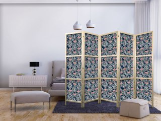 Parawan japoński - Rybki wśród liści - Barwne rybki Koi wśród ciemnozielonych lisci nenufarów na tafli granatowej wody 225x172
