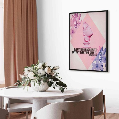 Obraz - Piękno w Oczach - inspirujący cytat z różowym popiersiem i kwiatami 40x60 W ramie drewnianej czarnej