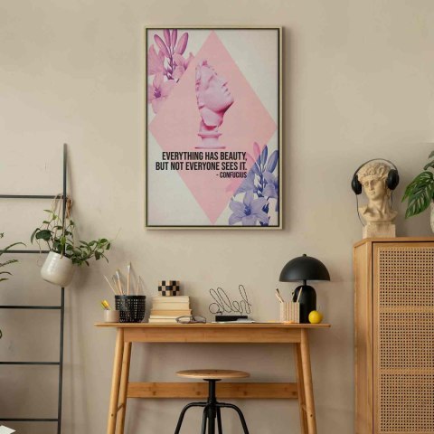 Obraz - Piękno w Oczach - inspirujący cytat z różowym popiersiem i kwiatami 40x60 W ramie drewnianej naturalnej