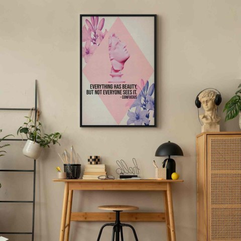 Obraz - Piękno w Oczach - inspirujący cytat z różowym popiersiem i kwiatami 80x120 W ramie drewnianej czarnej