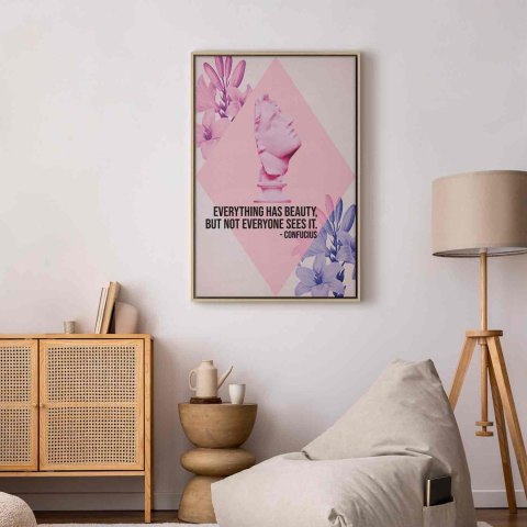 Obraz - Piękno w Oczach - inspirujący cytat z różowym popiersiem i kwiatami 80x120 W ramie drewnianej naturalnej