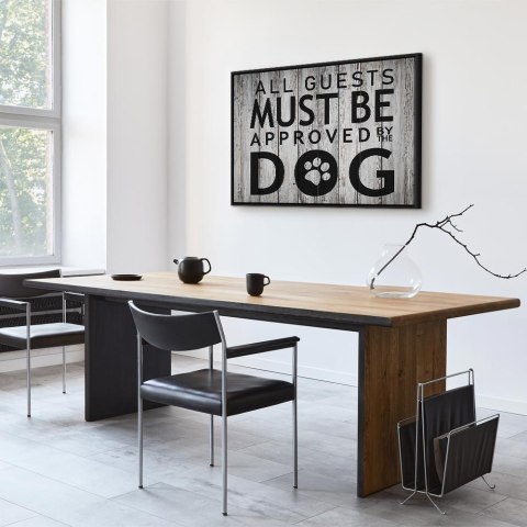 Obraz - All Guests Must Be Approved by the Dog (1-częściowy) szeroki 90x60 W ramie drewnianej czarnej