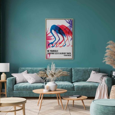 Obraz - Kolorowe Flamingi - inspirujący cytat z barwnymi sylwetkami ptaków 80x120 W ramie drewnianej naturalnej
