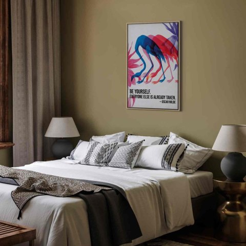 Obraz - Kolorowe Flamingi - inspirujący cytat z barwnymi sylwetkami ptaków 80x120 W ramie drewnianej naturalnej
