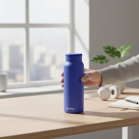 Quokka Echo - Butelka ze stali nierdzewnej 690 ml z silikonowym uchwytem (Dusk Blue)